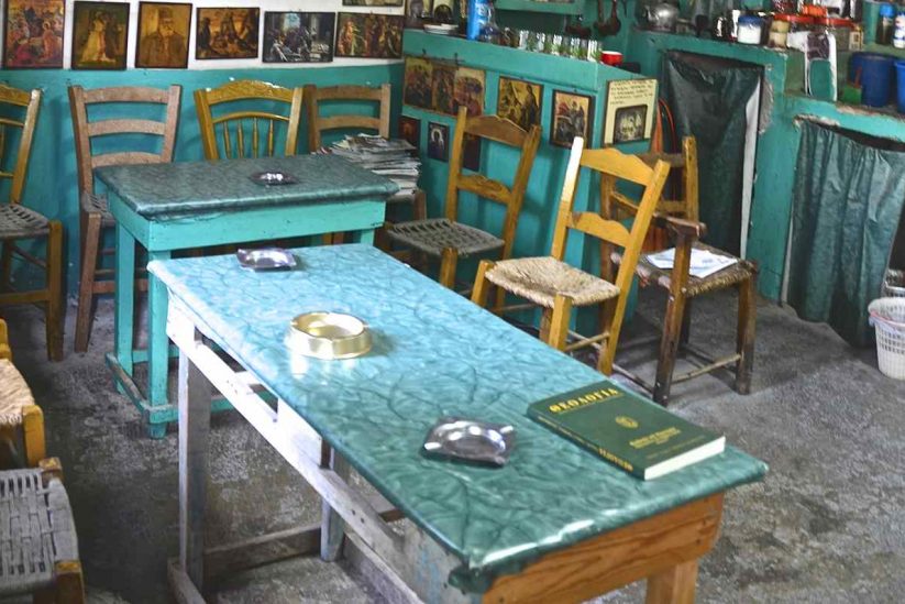 Το καφενείο του Κώστα στον Σίβα Μεσαράς στην Κρήτη