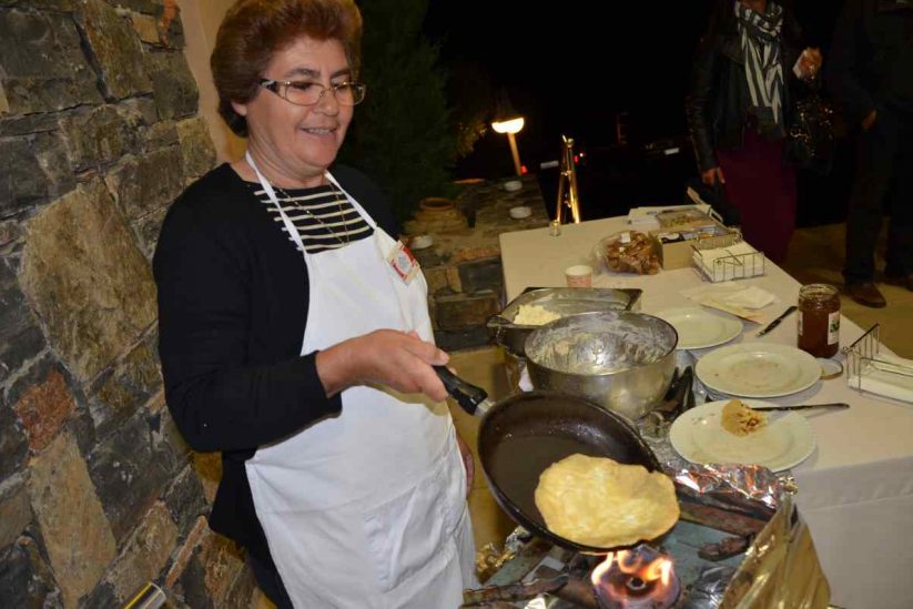 Σφακιανή πίτα - Γλυκά με μέλι - Greek Gastronomy Guide