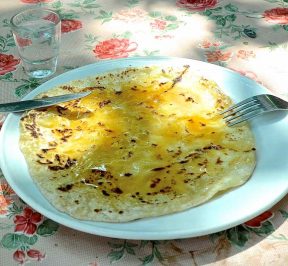 Pastel Sfakiani - Dulces con miel - Guía de gastronomía griega