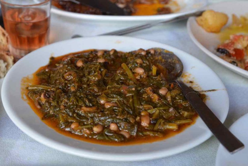 Σπανάκι με μαυρομάτικα φασόλια Ταβέρνα "Στου Κώστα" - Καλαμάτα - Greek Gastronomy Guide