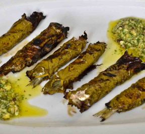 Σαρδέλες γεμιστές με λεμόνι Λεμονοδάσους σε κληματόφυλλα - Πόρος - Greek Gastronomy Guide
