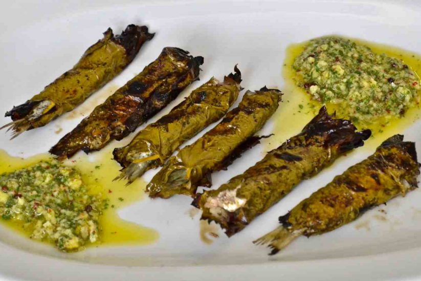 Σαρδέλες γεμιστές με λεμόνι Λεμονοδάσους σε κληματόφυλλα - Πόρος - Greek Gastronomy Guide