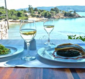 AKS Hinitsa Bay - Porto Heli, Ermionida - Greek Gastronomy Guide