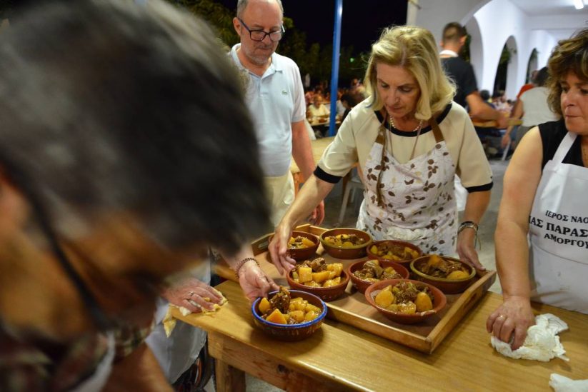 El festival de Agia Paraskevi en Amorgos - El más impresionante de las Cícladas - Guía de gastronomía griega