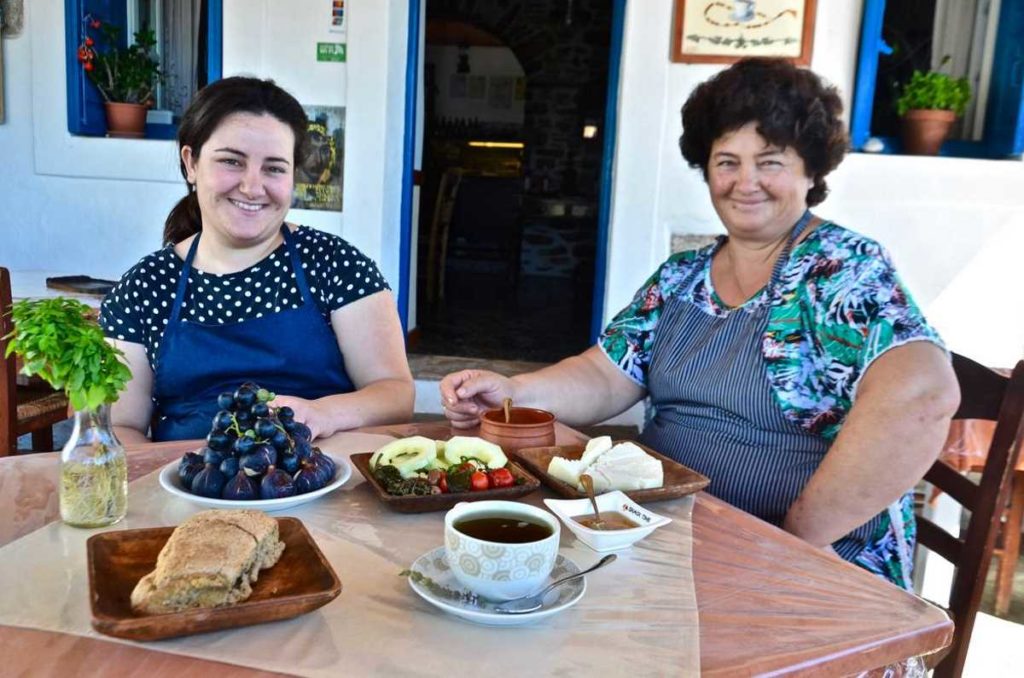 Παραδοσιακό καφενείο-μεζεδοπωλείο «στον Πύργο» στην Αρκεσίνη - Οι 10 καλύτερες ταβέρνες στην Αμοργό - Greek Gastronomy Guide