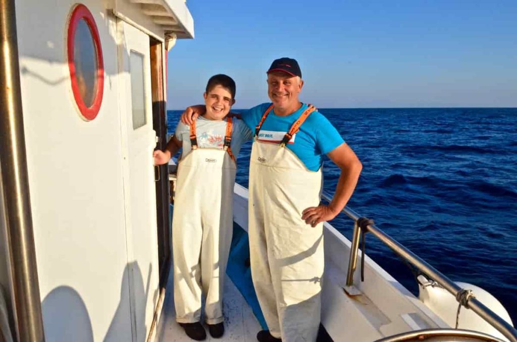 Angeln von Meeräsche mit dem jüngsten "Kapitän" der Kykladen, dem 13-jährigen Christos Tripolitsiotis aus Ambelas von Paros - Griechischer Gastronomieführer
