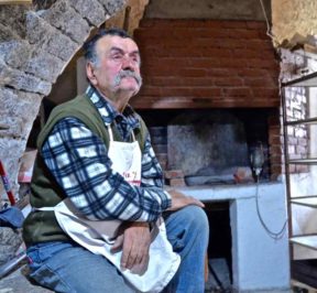 Ξυλόφουρνος του Γιάννη Αποστολή - Πιτυός, Χίος - Greek Gastronomy Guide