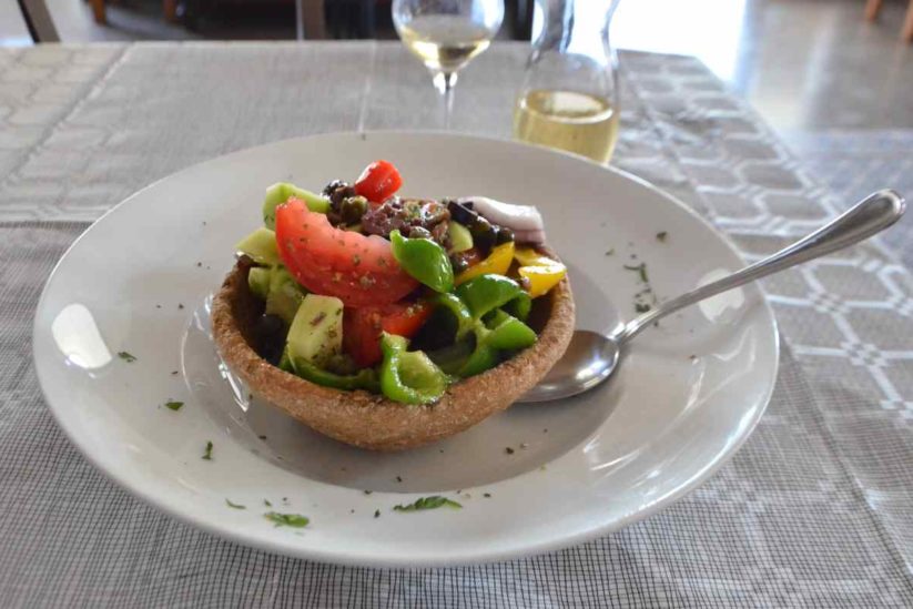Tavern-Restaurant To Kentriko in the port of Chios - Greek Gastronomy Guide