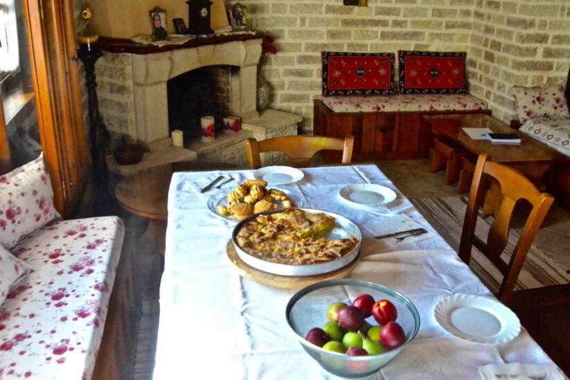 Παραδοσιακός ξενώνας Μαρούσιω στη Ροδαυγή - Αφοι Παπαβασιλείου - Greek Gastronomy Guide