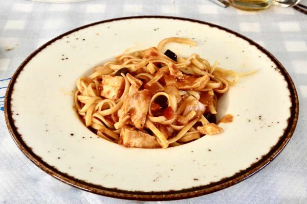 Ζυμαρικά με τόνο - Ουζερί Καμπουρέλιας - Σκιάθος - Greek Gastronomy Guide