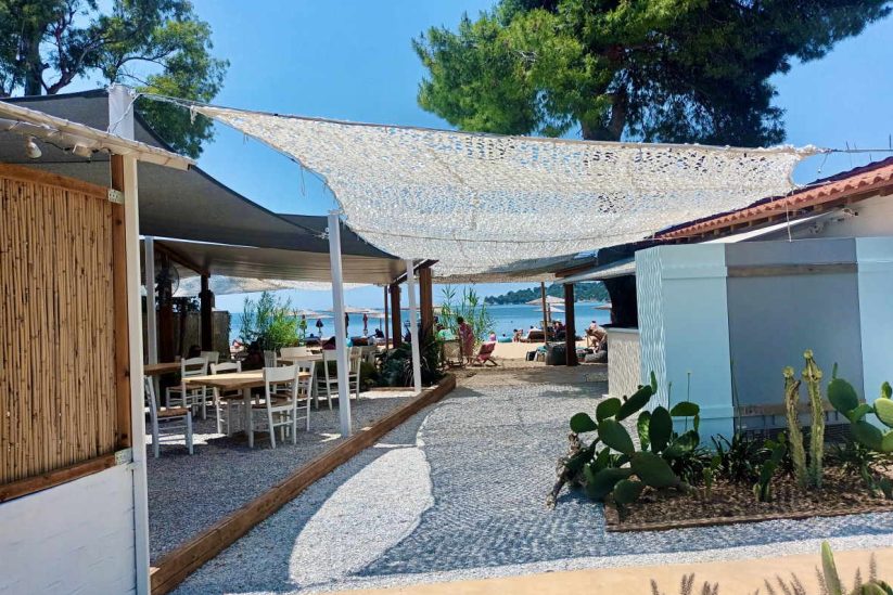 Beach House στην παραλία Κολιός - Σκιάθος - Διαμαντής Μαθηνός - Greek Gastronomy Guide